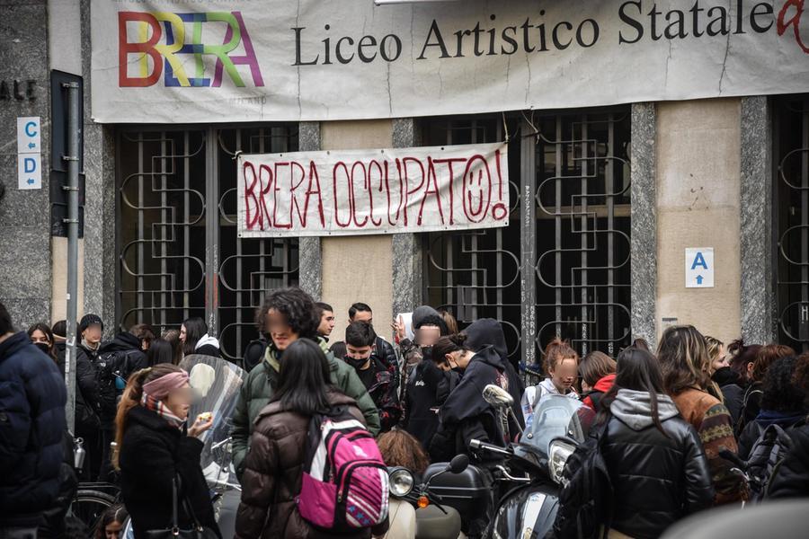 L'occupazione al liceo artistico Brera di Milano (foto Ansa)