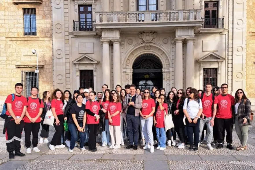 Gli studenti sassaresi a Siviglia con il modellino del Candeliere (foto concessa)