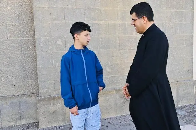 Gabriele assieme al sacerdote (foto Sara Pinna)