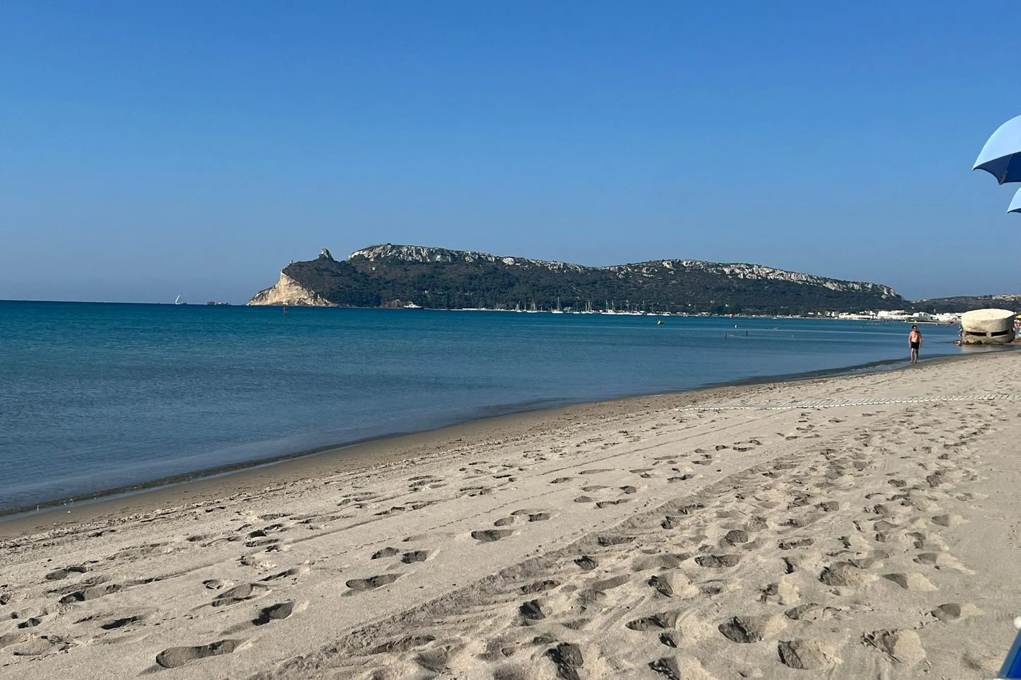 Il Poetto deserto nella domenica con il divieto di balneazione
