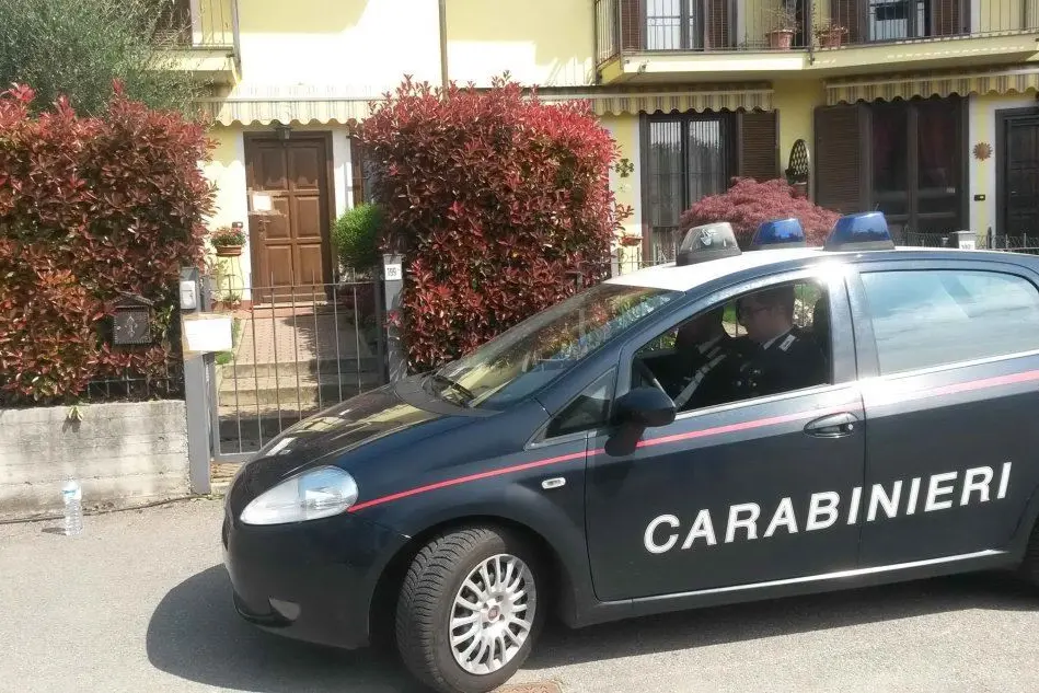 Carabinieri all'esterno della villetta dei coniugi Antonino Faraci e Melina Aita