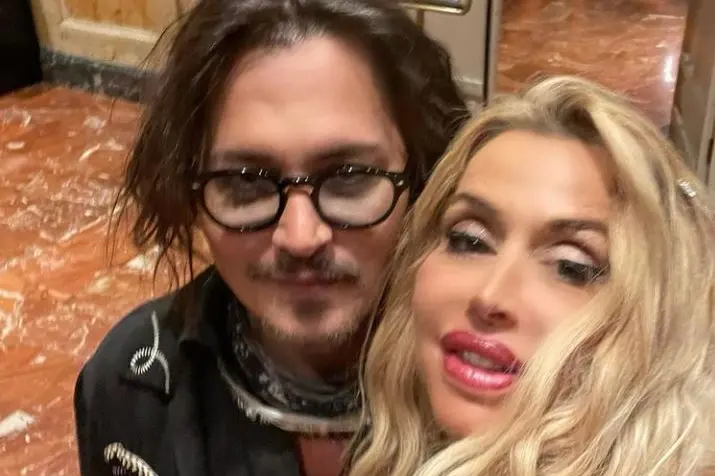 Johnny Depp e Valeria Marini (foto Instagram)
