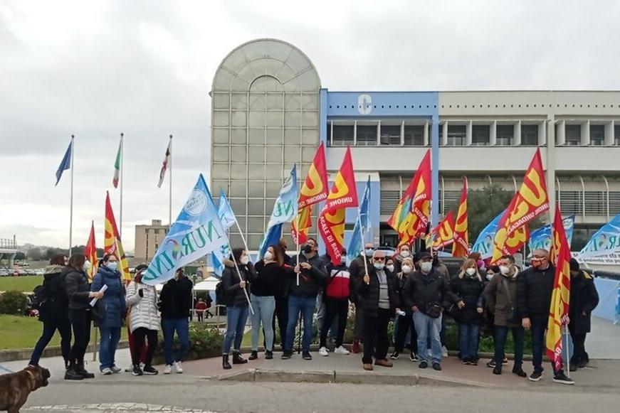 Cagliari, sovraffollamento delle corsie in ospedale: la protesta dei sindacati