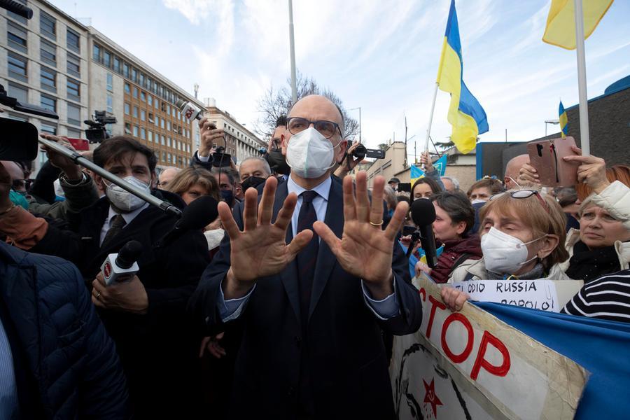 Enrico Letta a una manifestazione per la pace in Ucraina (Ansa - Percossi)