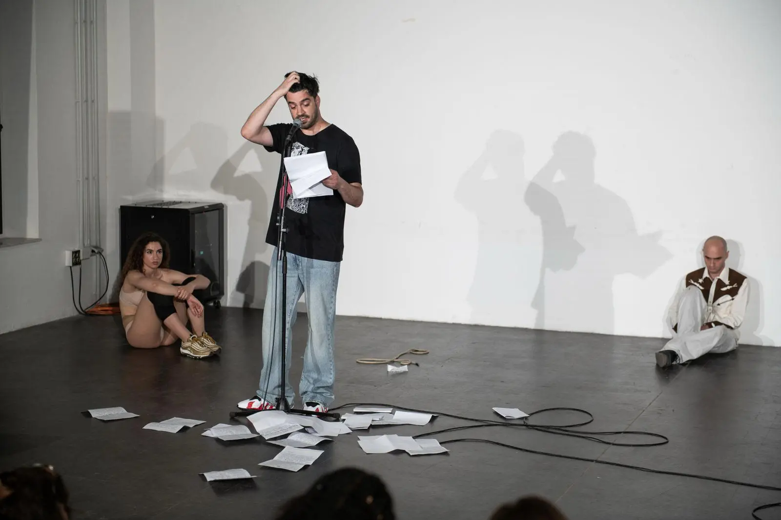 Una scena dello spettacolo "Tirannosauro" (foto ufficio stampa)