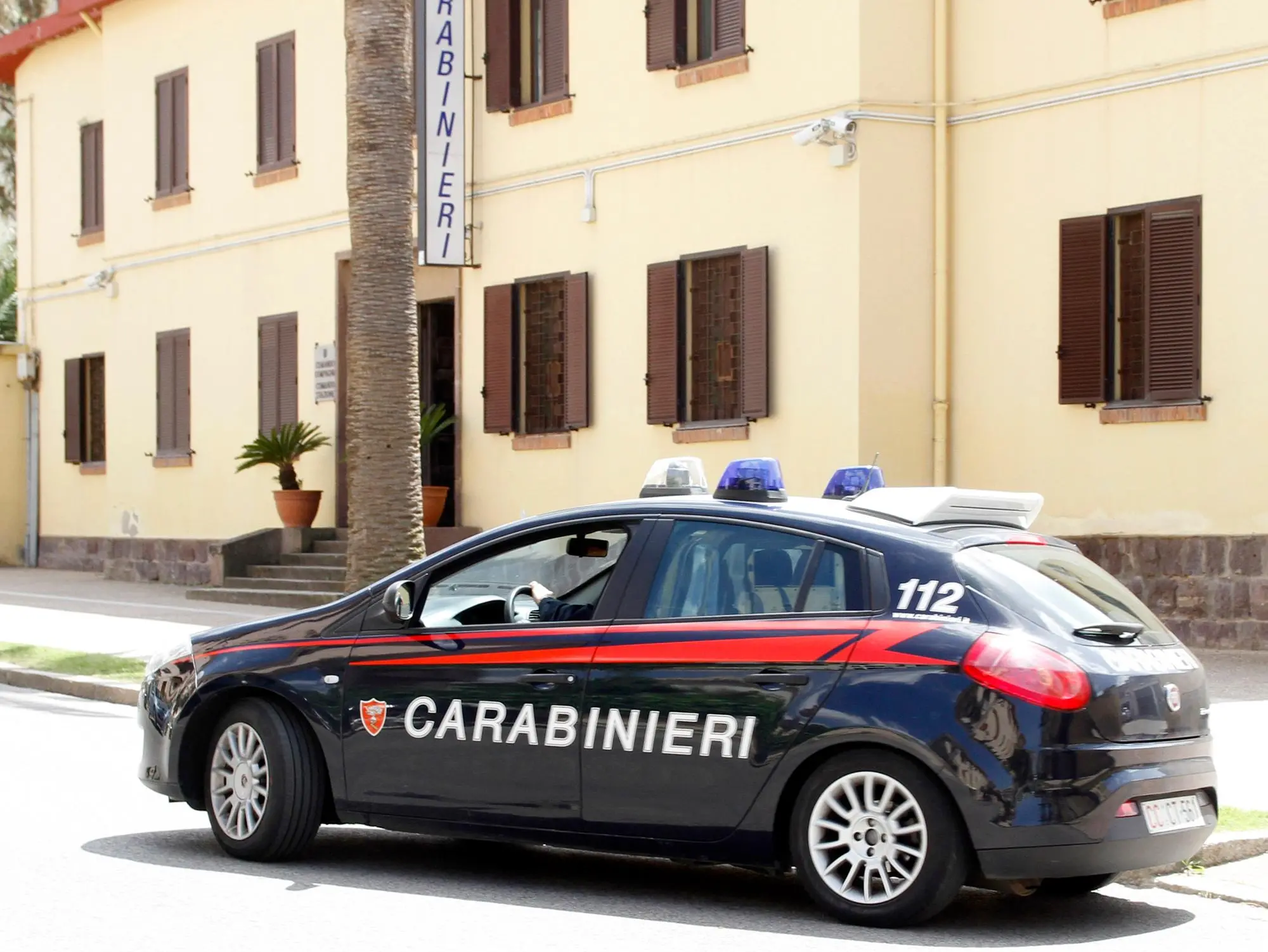 Madness in Carbonia, a brawl involving clubs and knives in the city center: Carabinieri attacked komunicare / Murru