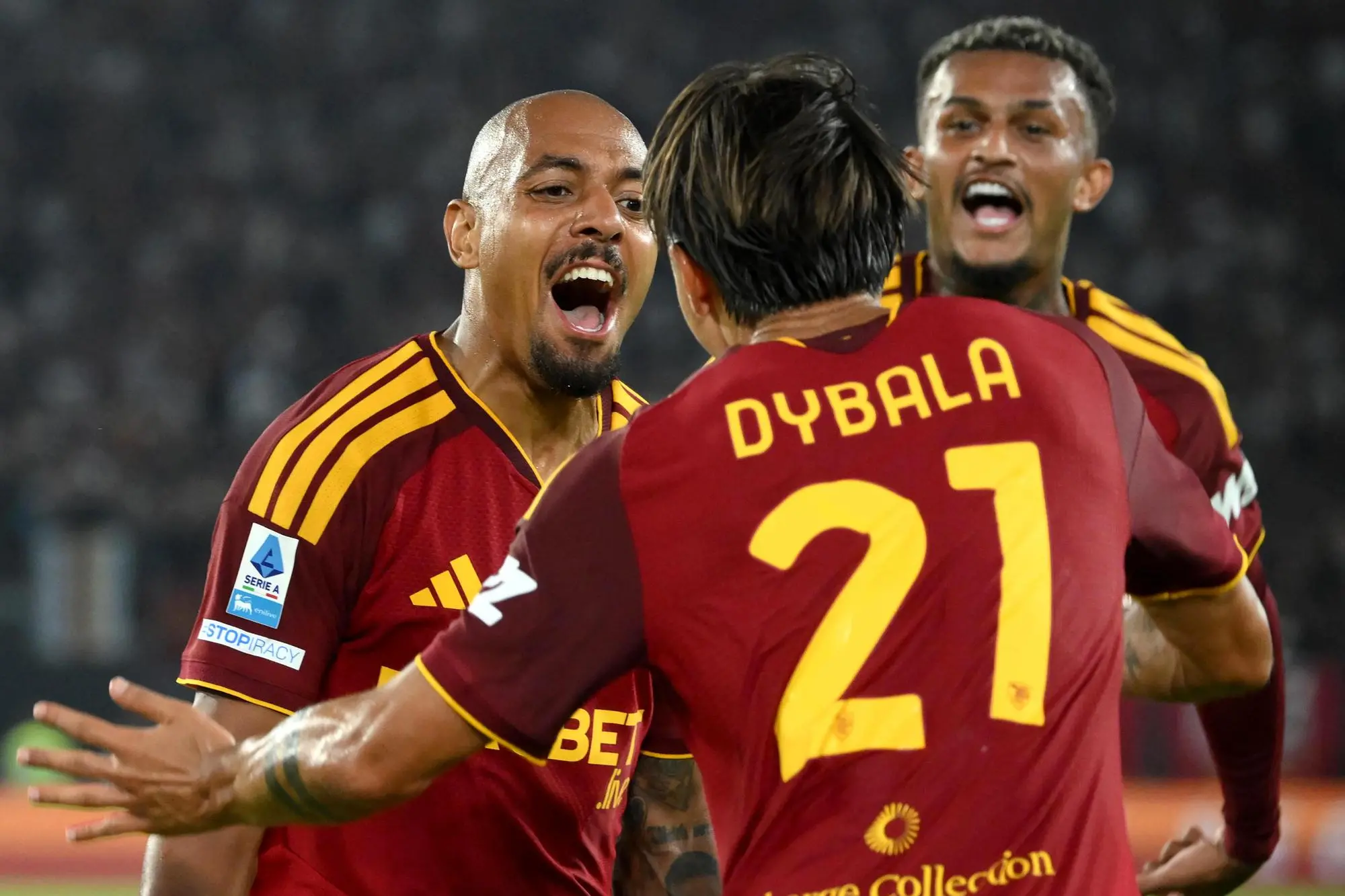AS Roma's Donyell Malen (L) celebrates with his teammates after scoring the 1-0 goal during the Italian Serie A soccer match AS Roma vs ACF Fiorentina at Olimpico stadium in Rome, Italy, 24 August 2026. ANSA/ALESSANDRO DI MEO