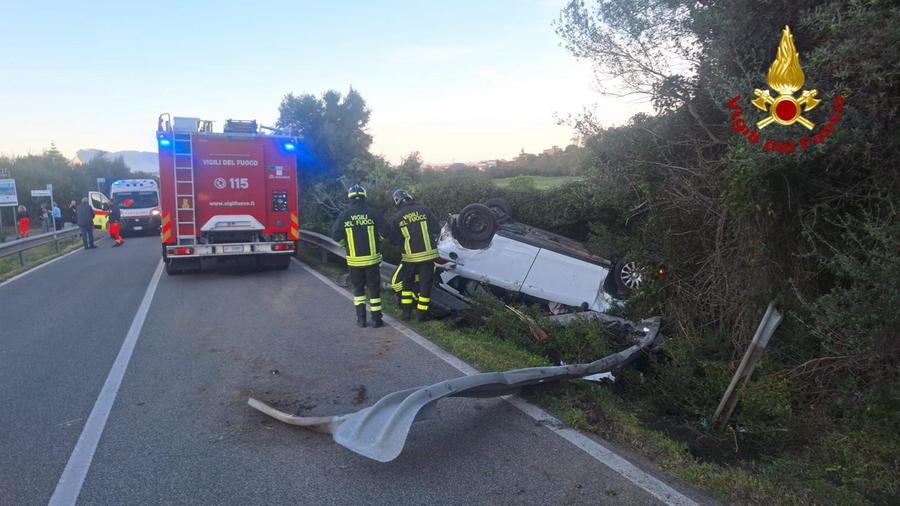 Auto sfonda il guardrail e si ribalta sulla Statale 125, due feriti