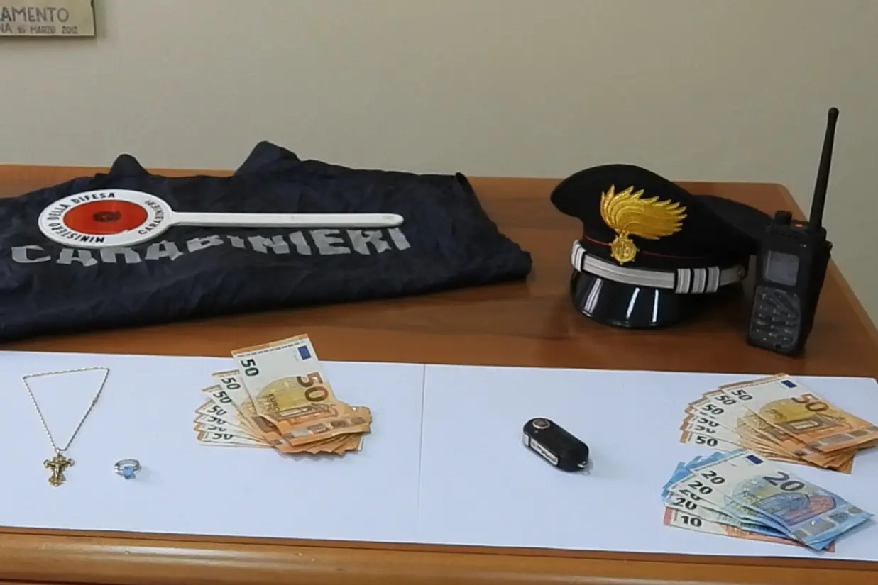 Soldi e beni sequestrati dai carabinieri