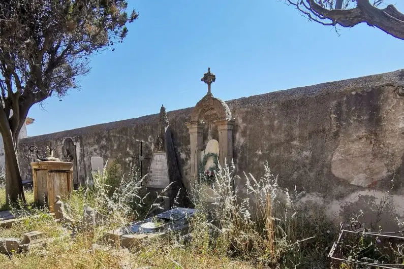 Il cimitero monumentale di Cala d'Oliva\u00A0(foto L'Unione Sarda - Pala)