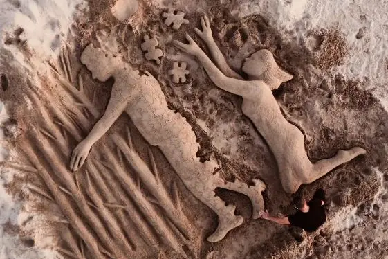 Platamona, la scultura omaggio a Frison