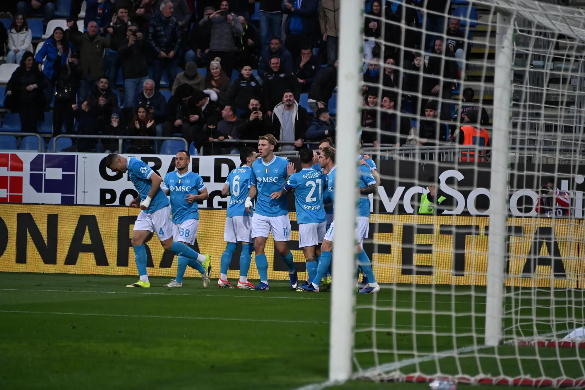 Il Napoli esulta per il gol di Scott McTominay che ha sbloccato la partita di Cagliari (foto Ansa)