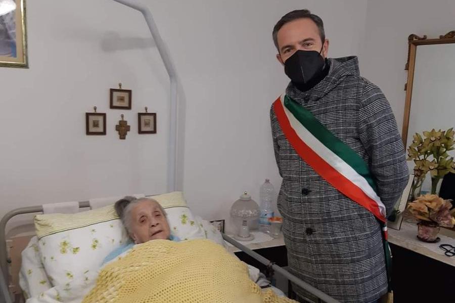 Nonna Luigina insieme al sindaco di Carbonia (foto Giuliano Usai)