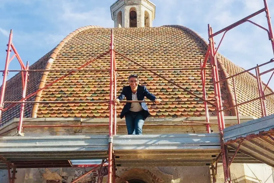 Il sindaco Andrea Abis sopra il cupolone della chiesa di Santa Maria Assunta (Foto concessa)