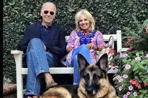 Joe e Jill Biden con il cane Champ (foto Instagram)