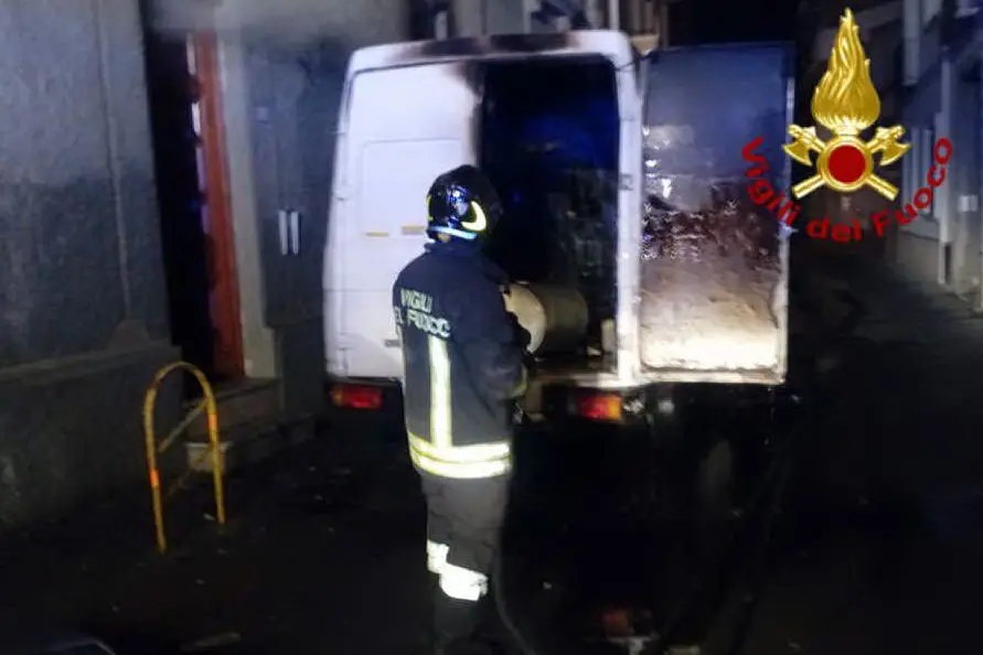 Il furgone in fiamme nella notte a Quartu Sant'Elena