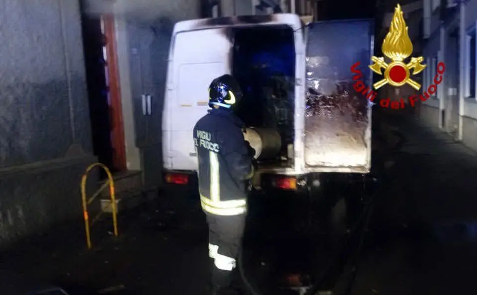 Il furgone in fiamme nella notte a Quartu Sant'Elena