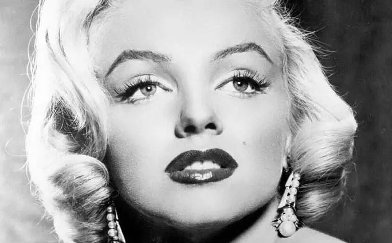 Fu l'ultimo film completo di Marilyn Monroe, morta meno di due anni dopo
