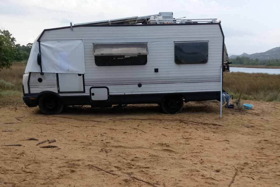 In spiaggia camper, immondizia e sigarette: raffica di multe ad Arzachena
