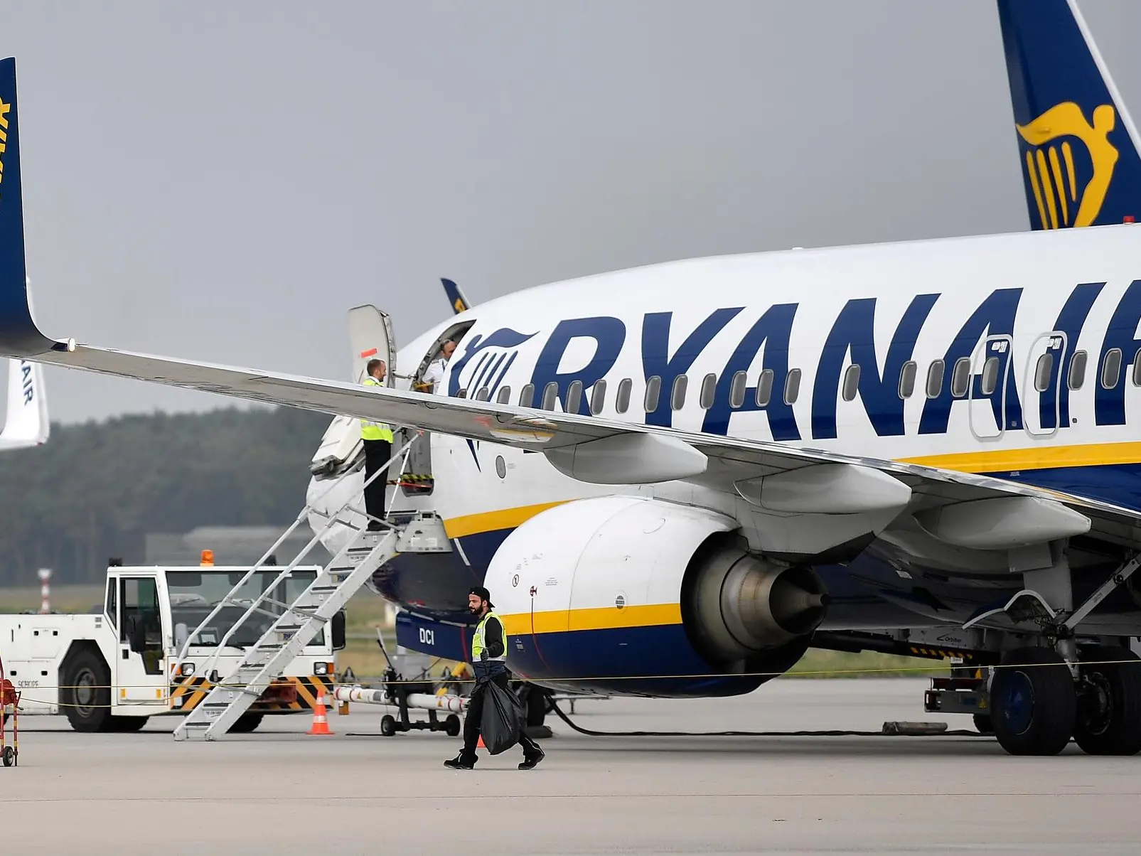 Siluro di Ryanair sulla Regione: «Non elimina le tasse d’imbarco? Bizzaro, la Sardegna sarà tagliata fuori» Un aereo Ryanair (Archivio Unione Sarda)