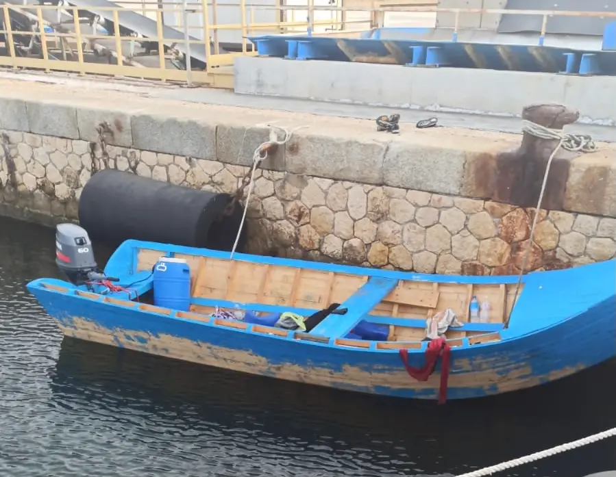 Il barchino in legno su cui hanno viaggiato (foto L'Unione Sarda-Murru)