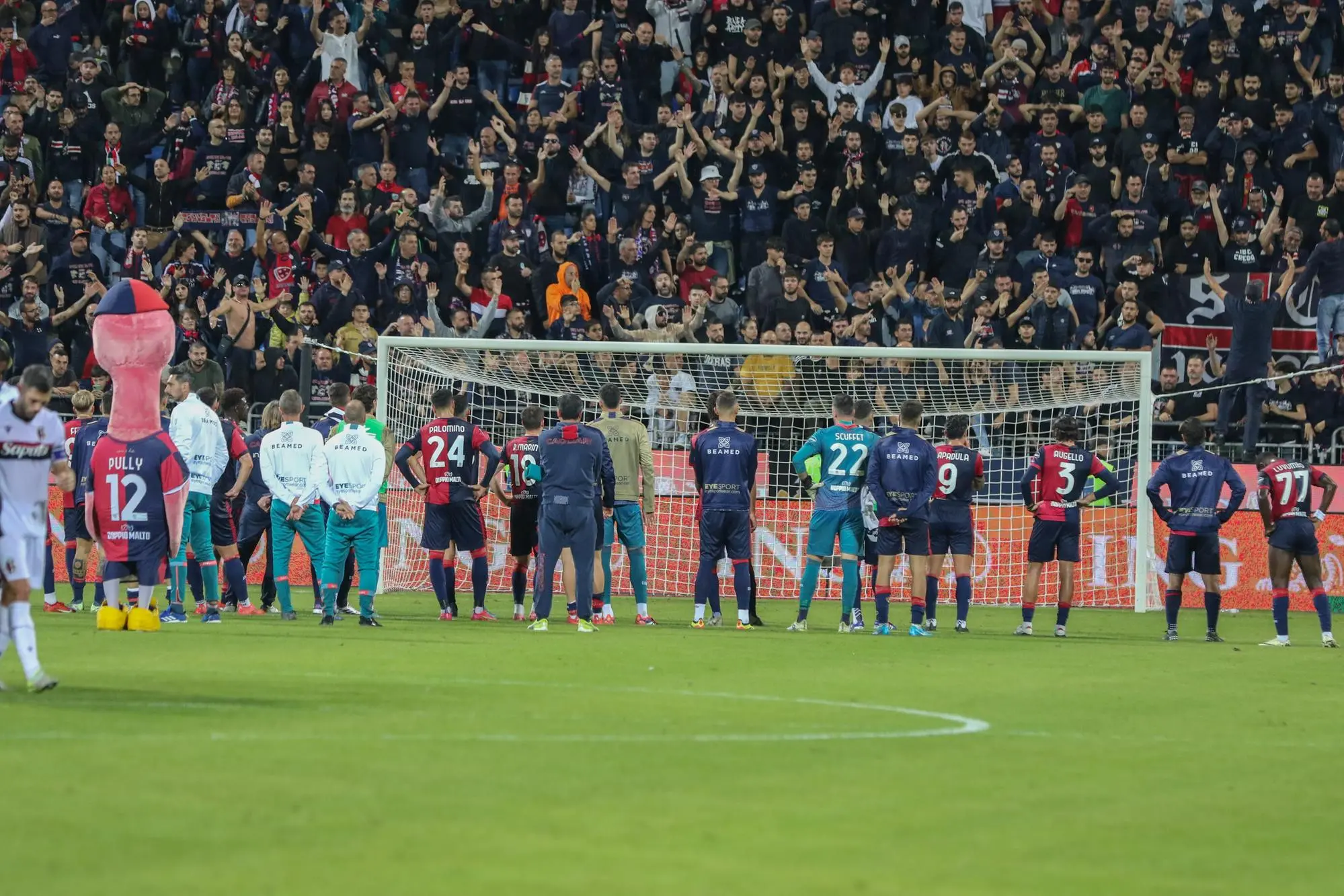 I giocatori del Cagliari sotto la Curva Nord a fine gara (foto Fabio Murru)