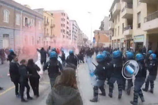 Scudi e razzi per il corteo contro Salvini a Cagliari: assolti dopo quattro anni
