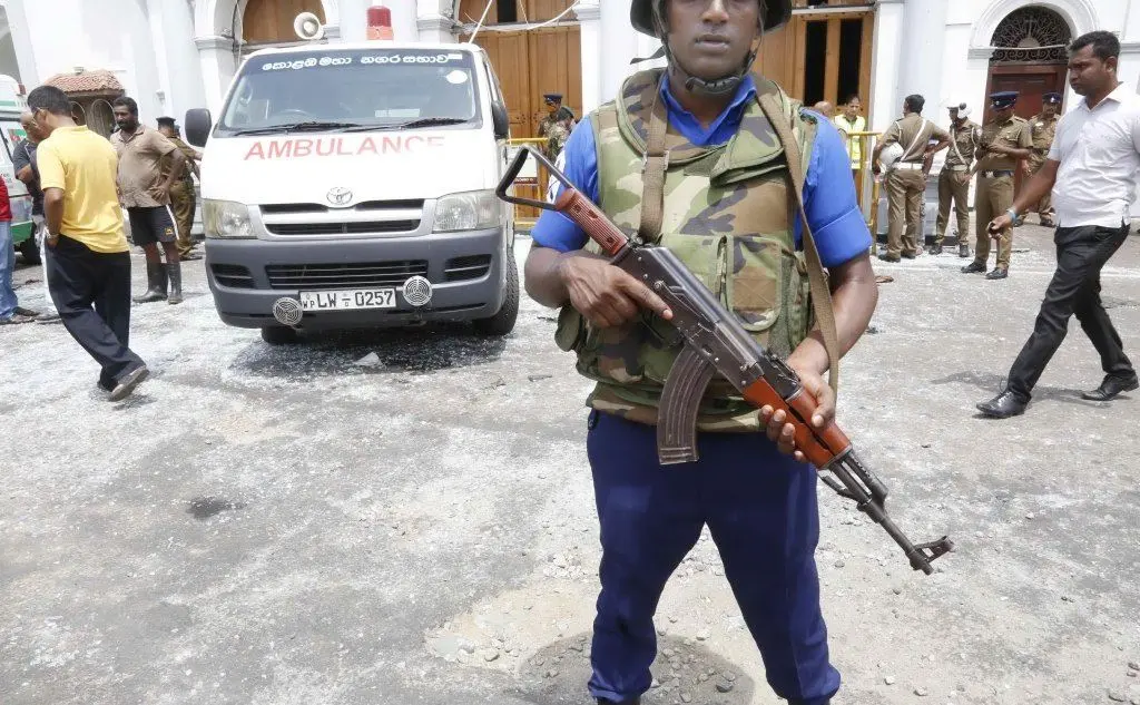 Ambulanze e personale di sicurezza a Colombo, una delle città colpite dagli attentatori (Ansa)