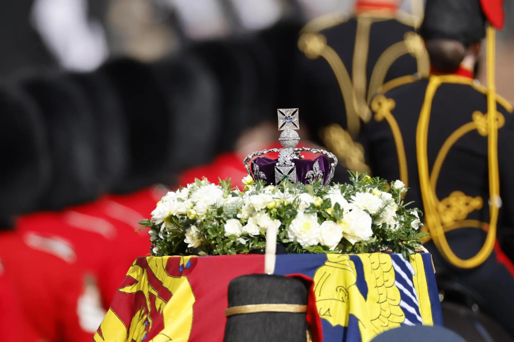 Il feretro della regina Elisabetta II è a Westminster