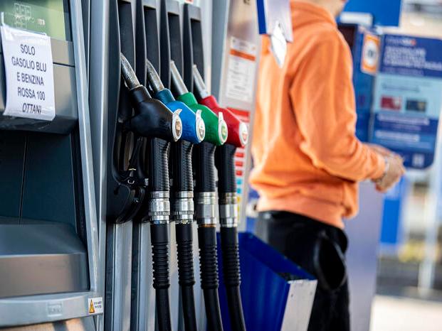 Decreto Ucraina, le misure del governo: prezzo dei carburanti ridotto di 25 centesimi al litro e aiuti ad aziende e famiglie