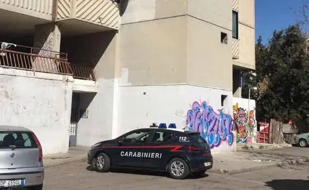 I carabinieri davanti all'abitazione della coppia