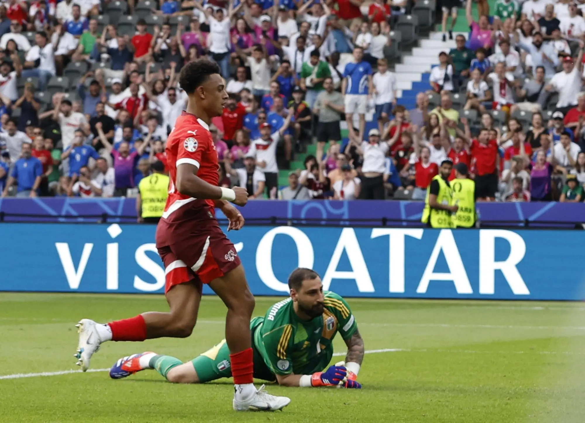 epa11445521 Ruben Vargas (L) of Switzerland celebrates scoring the 2-0 lead during the UEFA EURO 2024 Round of 16 soccer match between Switzerland and Italy, in Berlin, Germany, 29 June 2024. EPA/ROBERT GHEMENT