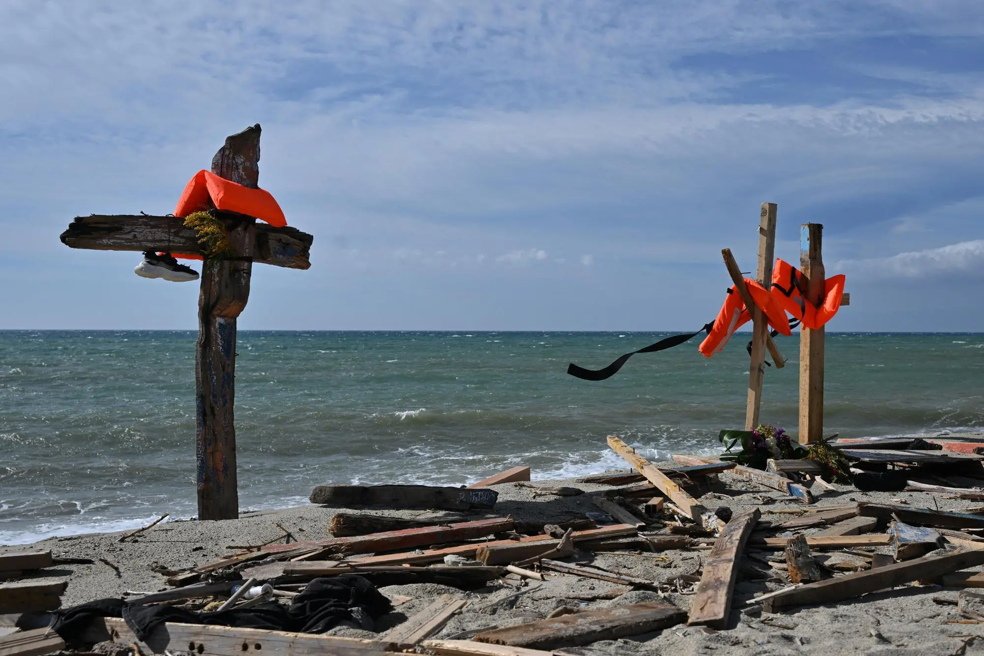 Croci sul luogo del naufragio a Steccato di Cutro. Cutro, Crotone, 9 marzo 2023. ANSA/CARMELO IMBESI