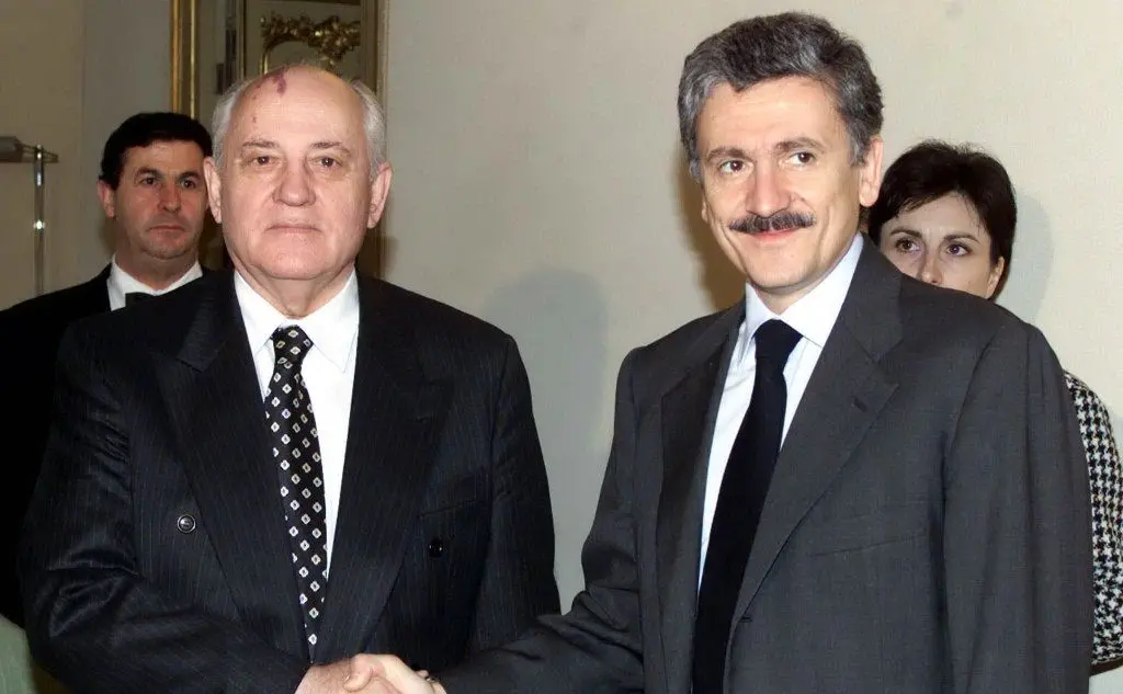 Stretta di mano con Massimo D'Alema