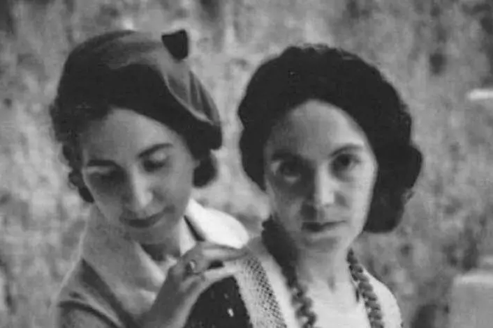 Le sorelle Giuseppina e Albina Coroneo in uno scatto degli anni Venti