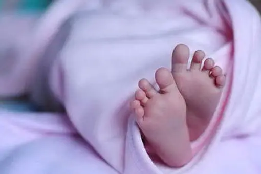 Una neonata, immagine simbolo