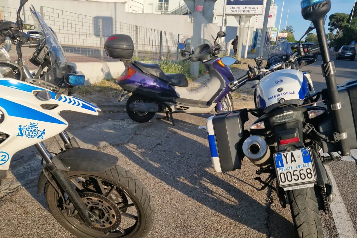Lo scooter fermato in viale Elmas (Foto: Polizia locale)