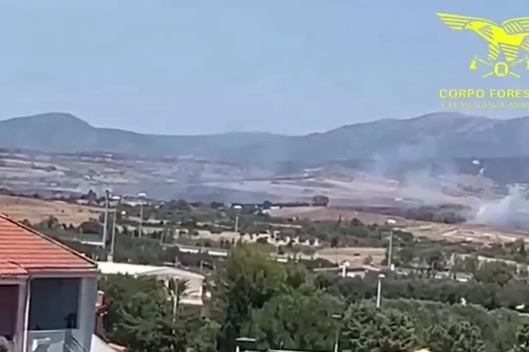 Vasto incendio nell'area di Cagliari, in volo un Canadair e 4 elicotteri