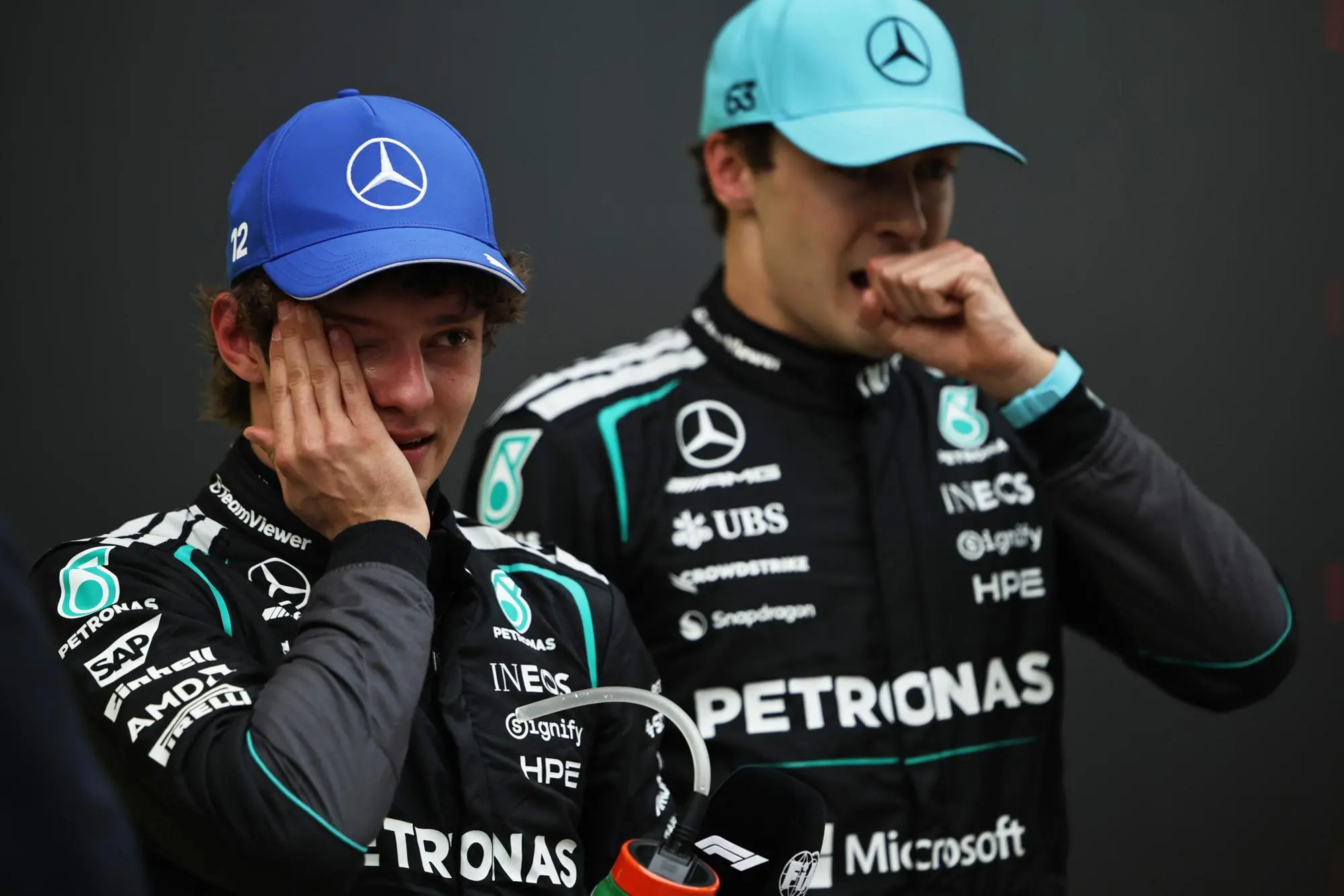 Kimi Antonelli e le lacrime sul podio in Cina (foto Assa/Epa)