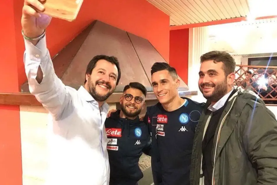 Il selfie di Salvini con Insigne, Callejon e il vicepresidente del Napoli Edoardo De Laurentiis