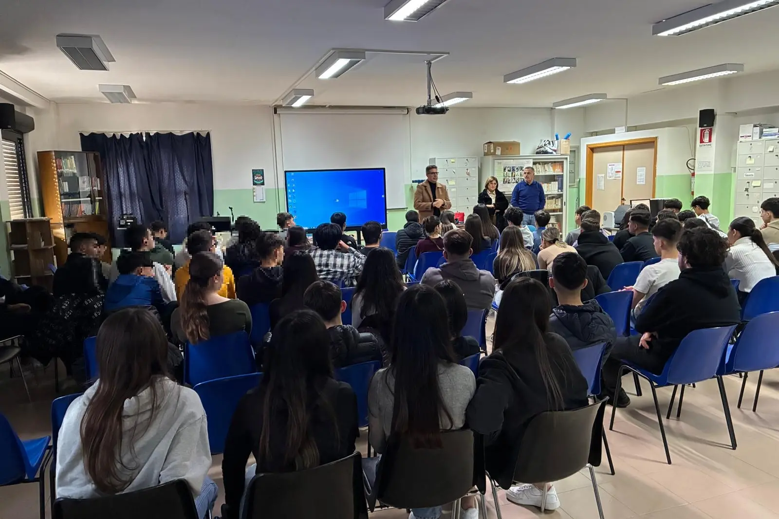 La proiezione del film nella scuola di Senorbì