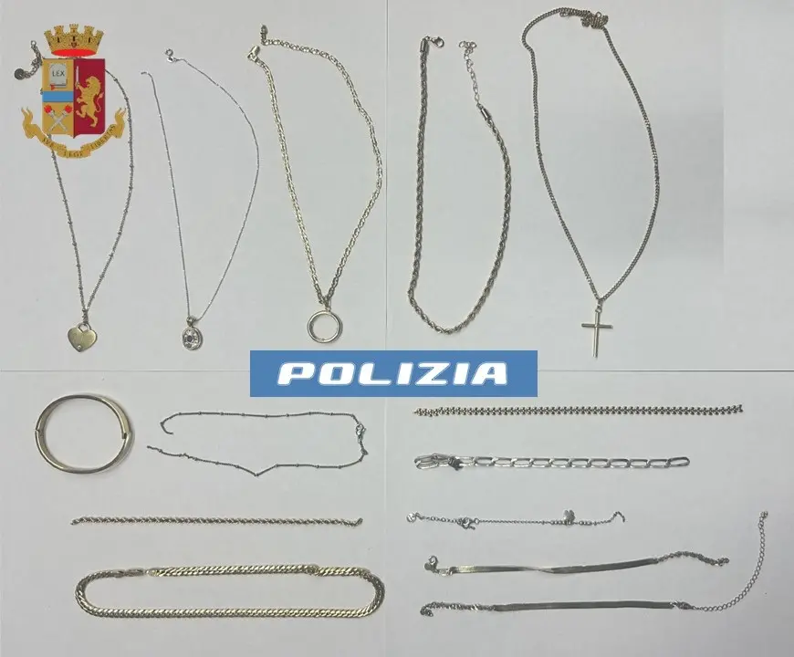 I gioielli sequestrati dalla Squadra mobile (foto polizia)