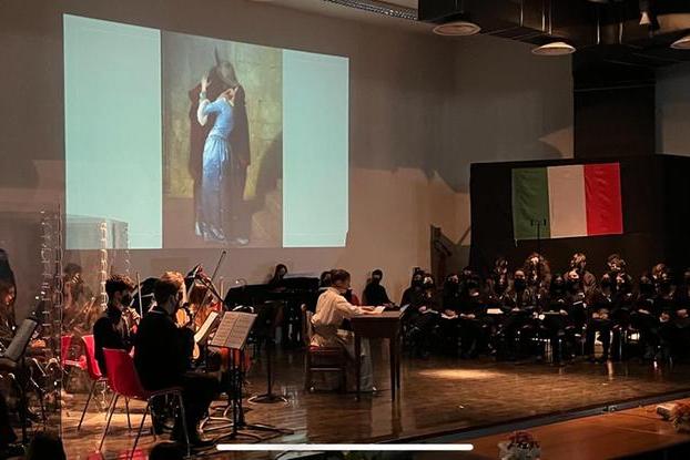 L'esibizione del coro e orchestra del Liceo Musicale \"B. Croce\" di Oristano (foto L.P.)
