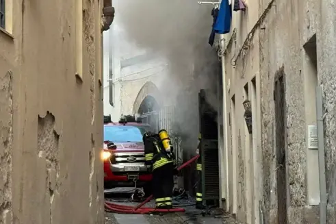 L'intervento dei vigili del fuoco ad Alghero ( foto concessa)
