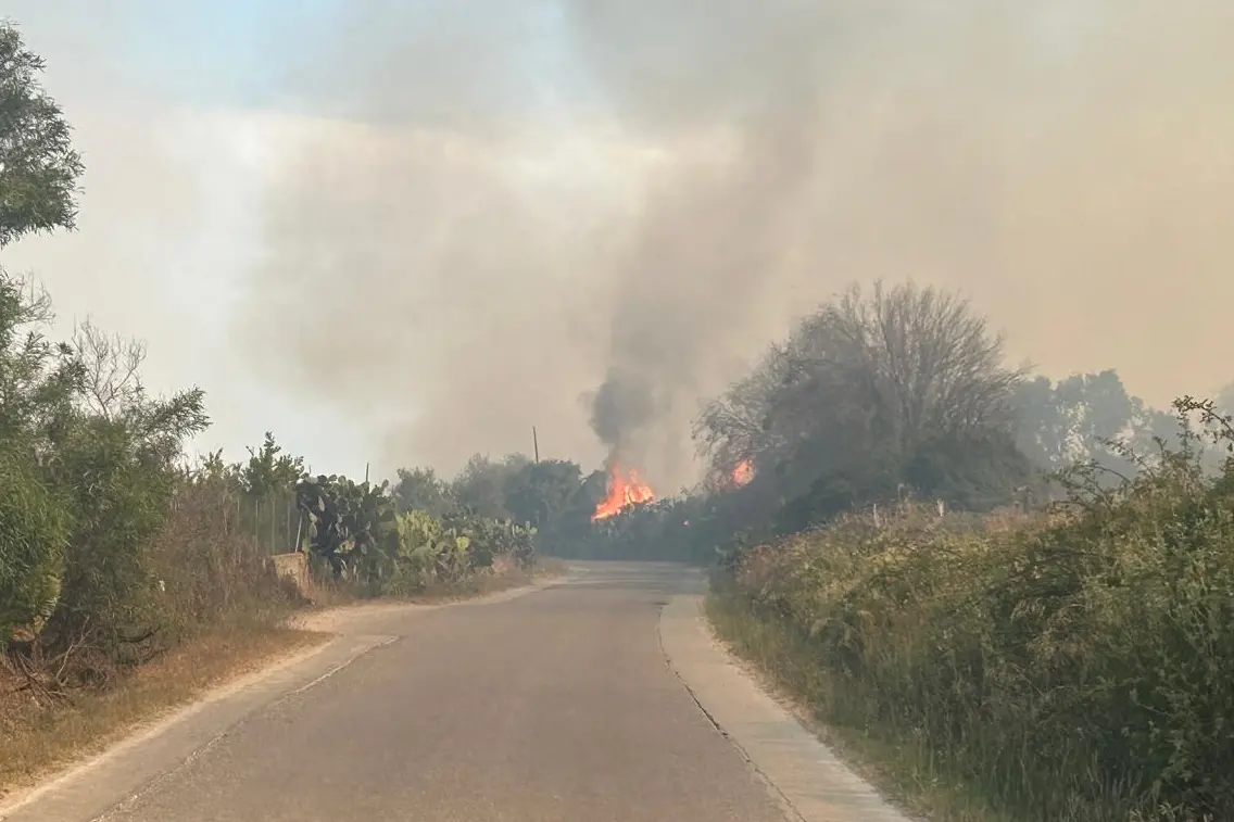 L'incendio a San Giovanni Suergiu (Foto Fabio Murru)