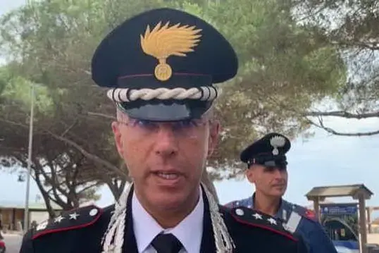 Il colonnello Domenico Cristaldi nel corso della conferenza stampa di Torregrande (foto L'Unione Sarda - Sanna)