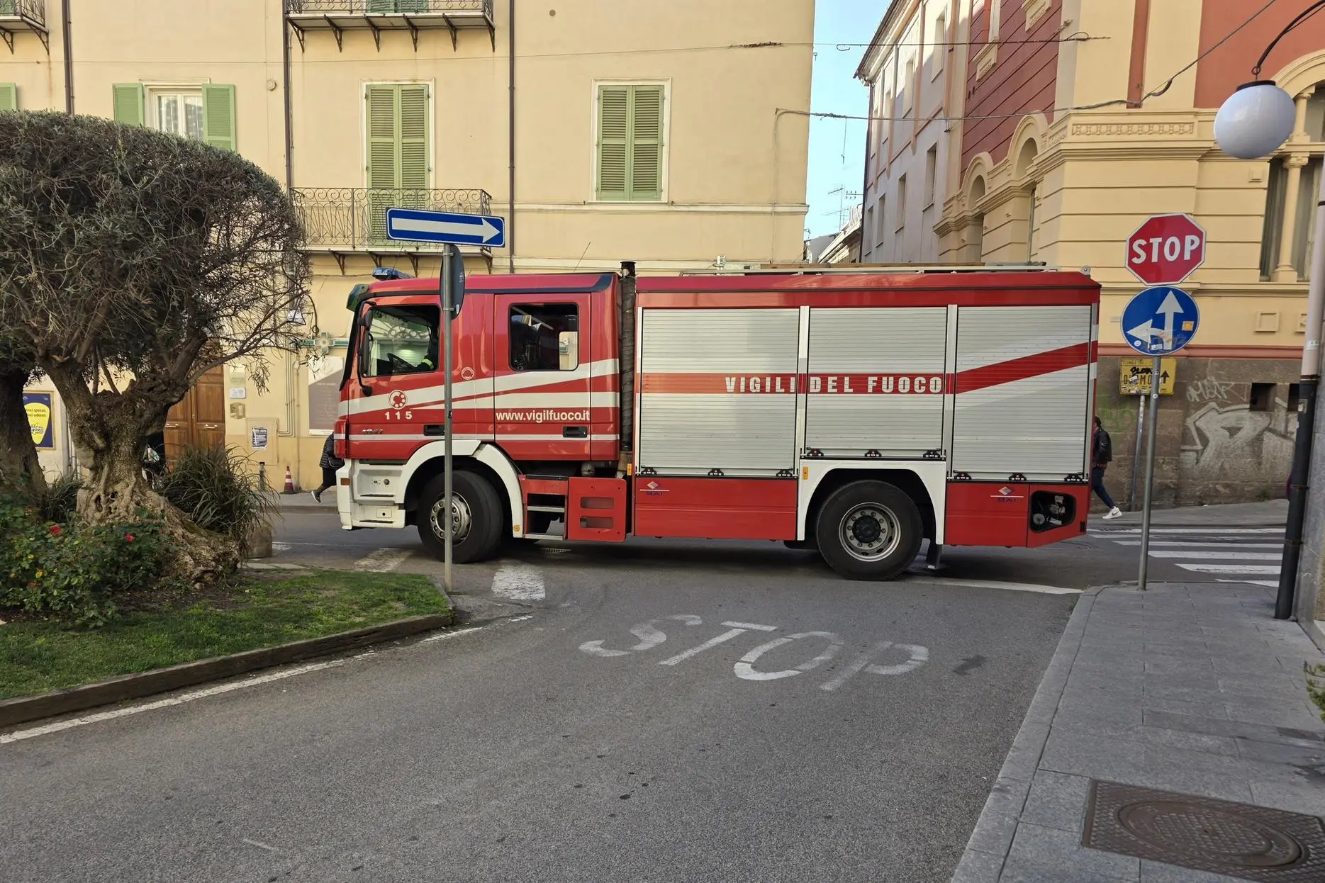 I vigili del fuoco vicino al luogo dello sgombero