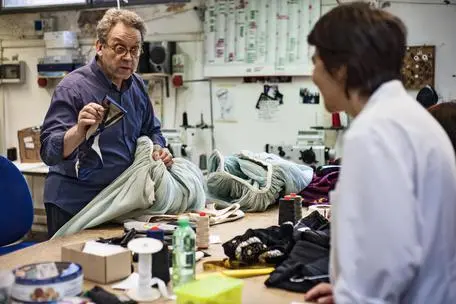 Artigiani al lavoro (foto Ansa)