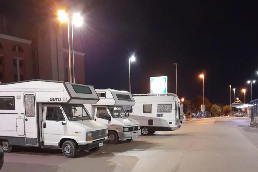 I camper dei rom musulmani in un parcheggio di un centro commerciale di Predda Niedda (foto Tellini)