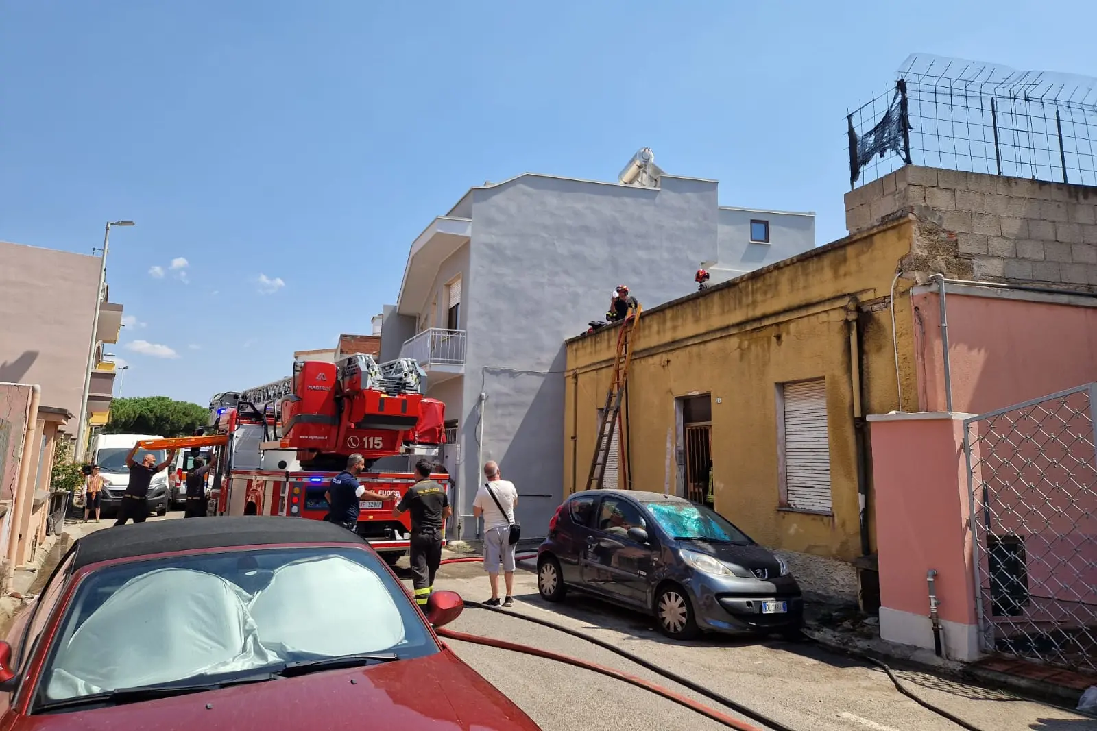 Monserrato, l'intervento dei vigili del fuoco in via Casteldoria